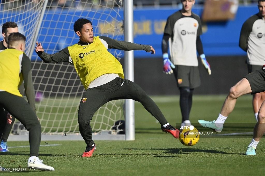penyerang-barcelona-vitor-roque-menghadiri-sesi-latihan-terbuka.jpg
