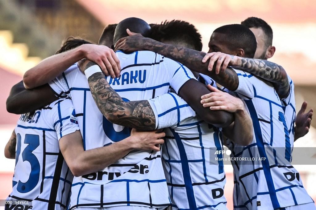penyerang-belgia-inter-milan-romelu-lukaku-depan-dan-rekan-satu-timnya.jpg