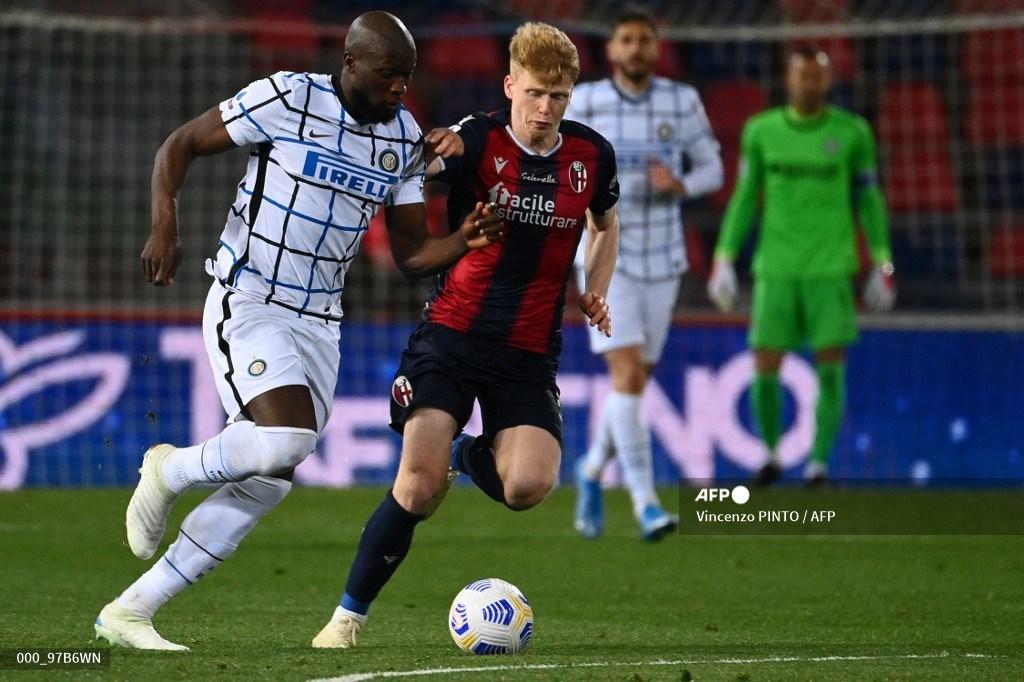 penyerang-belgia-inter-milan-romelu-lukaku-kiri-menantang-gelandang-bologna.jpg