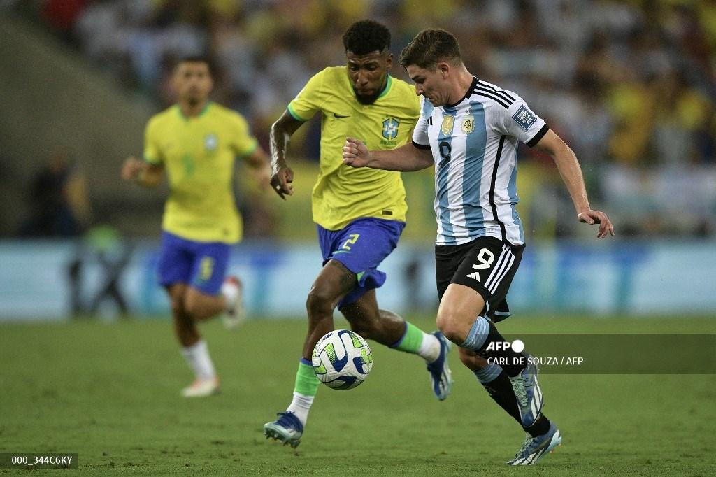 penyerang-brasil-emerson-kiri-dan-penyerang-argentina-julian-alvarez-berebut-bola.jpg