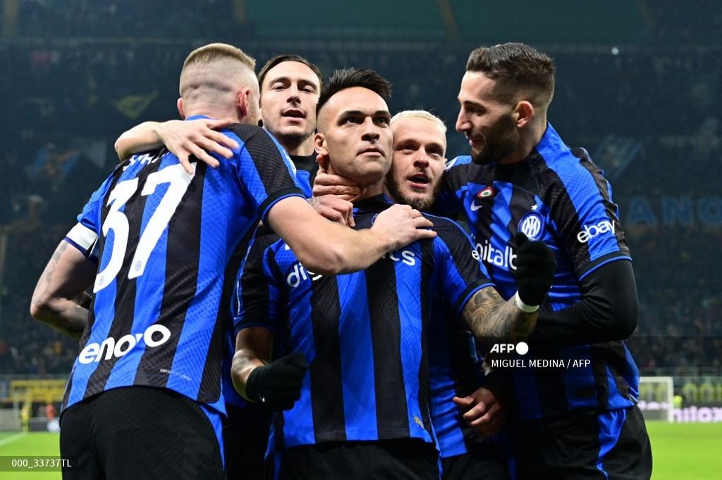 penyerang-inter-milan-lautaro-martinez-merayakan-gol-bersama-rekan-setimnya.jpg