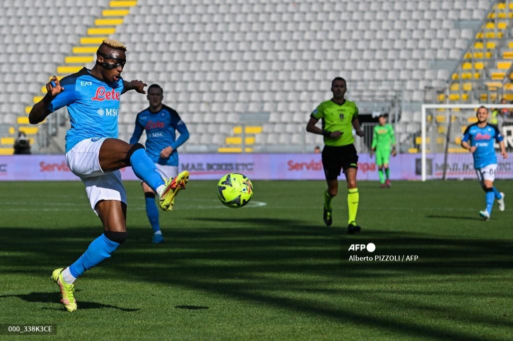 penyerang-napoli-victor-osimhen-mengontrol-bola.jpg
