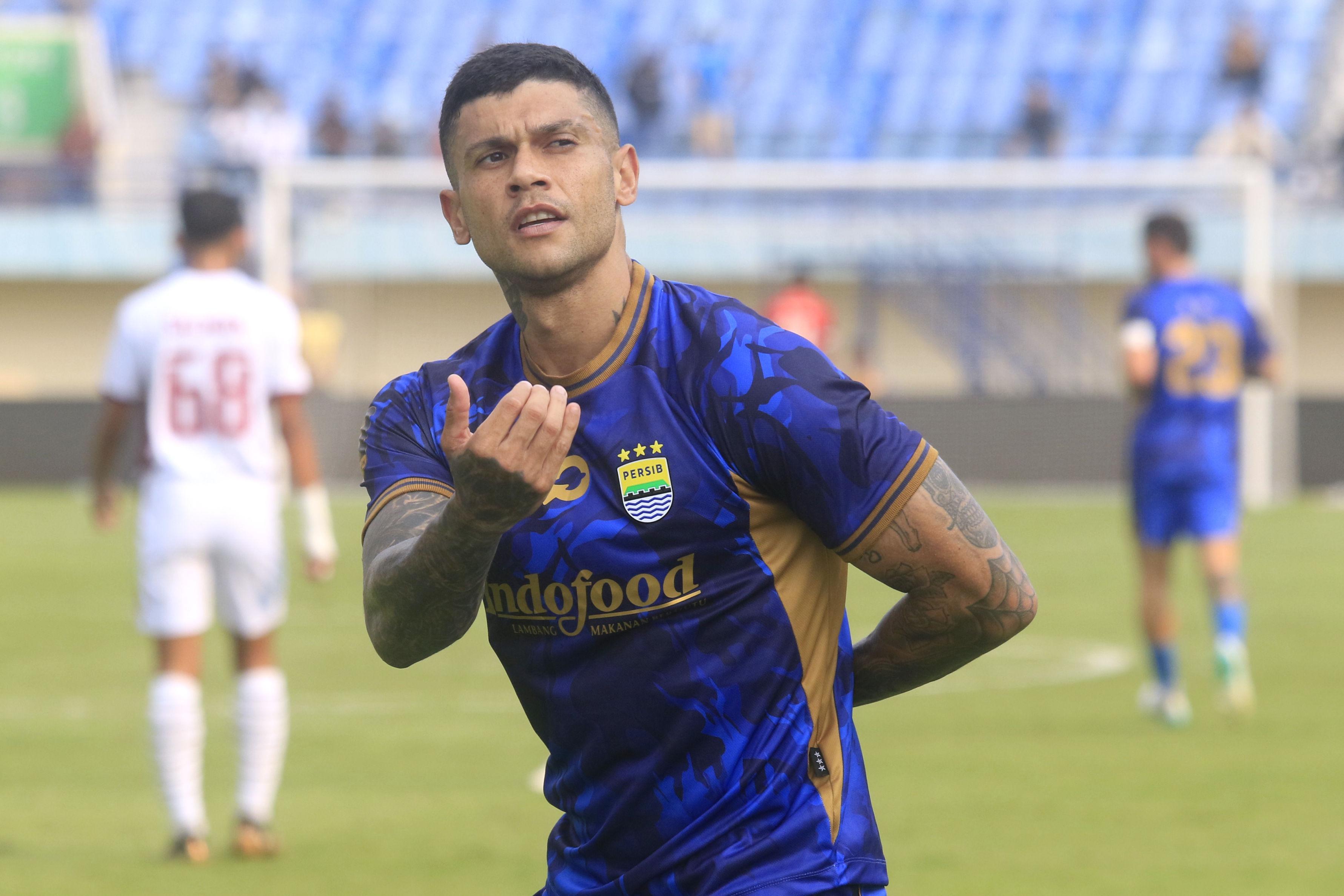 penyerang-persib-bandung-ciro-alves-berselebrasi-seusai-mencetak-gawang-ke-gawang-psm-makassar.jpg