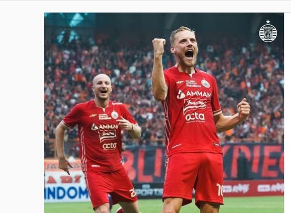 penyerang-persija-jakarta-michael-krmencik-belakan-ikut-merayakan-gol-hanno-behrens.jpg