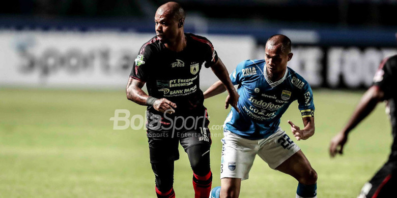 penyerang-persipura-jayapura-hilton-moreira-dibayangi-bek-persib-bandung-supardi-nasir_20181015_144702.jpg