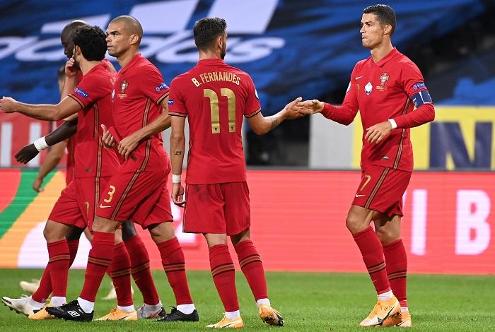 penyerang-portugal-cristiano-ronaldo-kanan-merayakan-gol-keduanya-bersama-bruno-fernandes.jpg