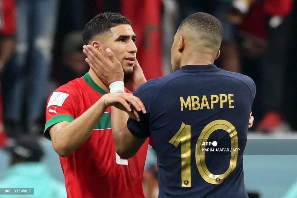 penyerang-prancis-kylian-mbappe-menghibur-bek-maroko-achraf-hakimi.jpg