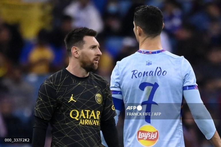 penyerang-psg-lionel-messi-berjalan-melewati-penyerang-portugal-all-star-cristiano-ronaldo.jpg