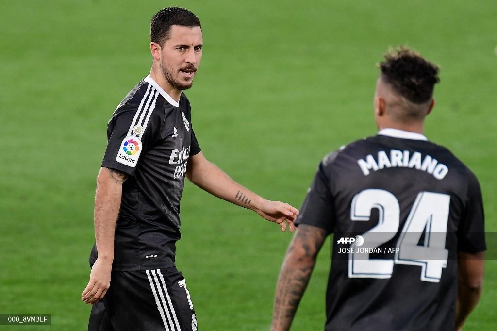 penyerang-real-madrid-dari-belgia-eden-hazard-kiri-berbicara-dengan-mariano-diaz.jpg