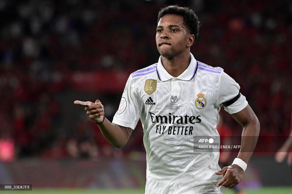 Penyerang Real Madrid Rodrygo merayakan setelah mencetak gol kedua timnya ke gawang Osasuna selama pertandingan sepak bola final Copa del Rey (Piala Raja) di stadion La Cartuja, pada 6 Mei 2023.