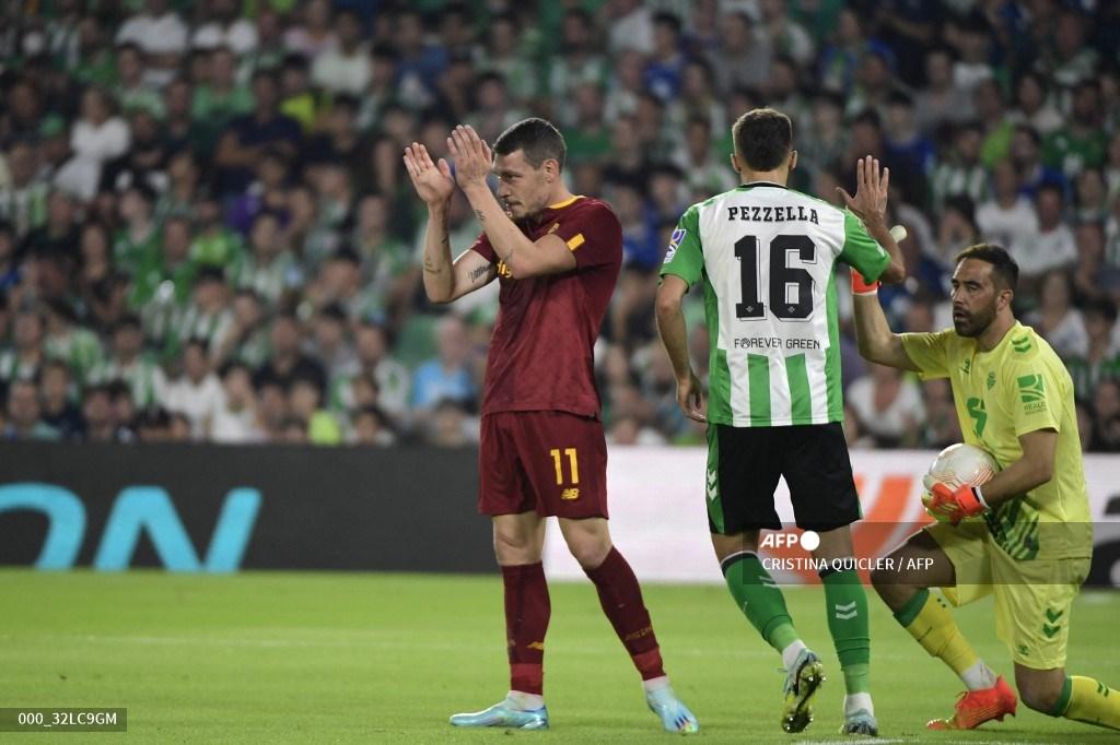 penyerang-roma-andrea-belotti-kiri-bertepuk-tangan.jpg