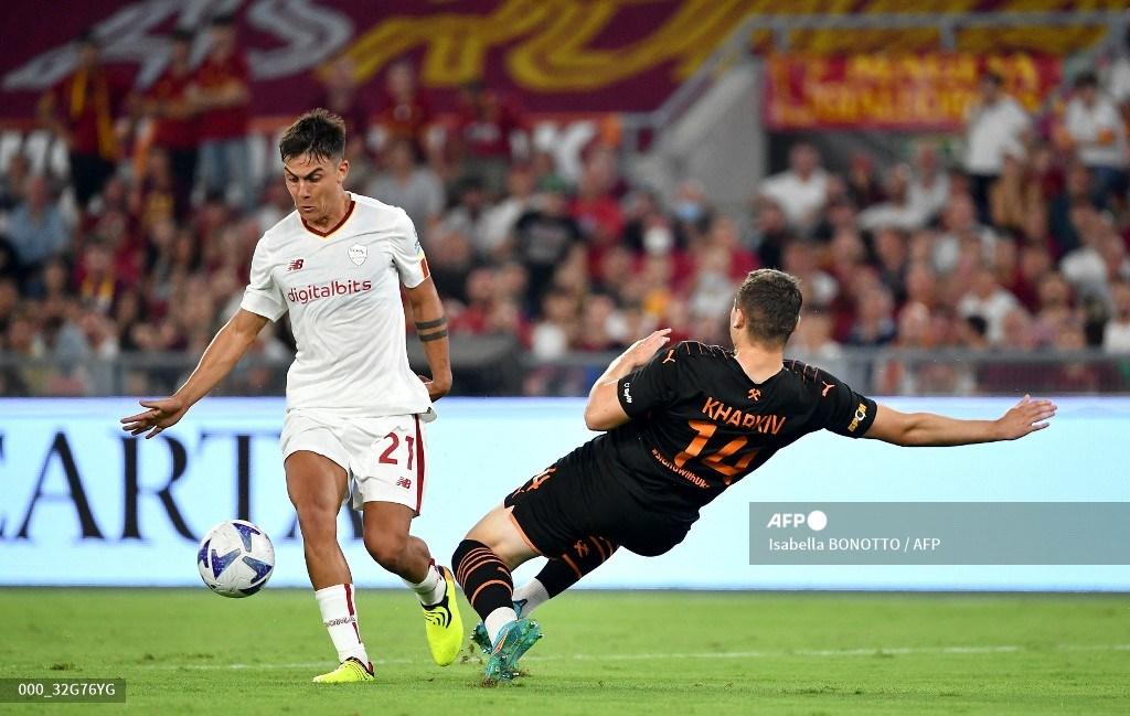 penyerang-roma-paulo-dybala-kiri-berebut-bola-dengan-eduard-kozik.jpg