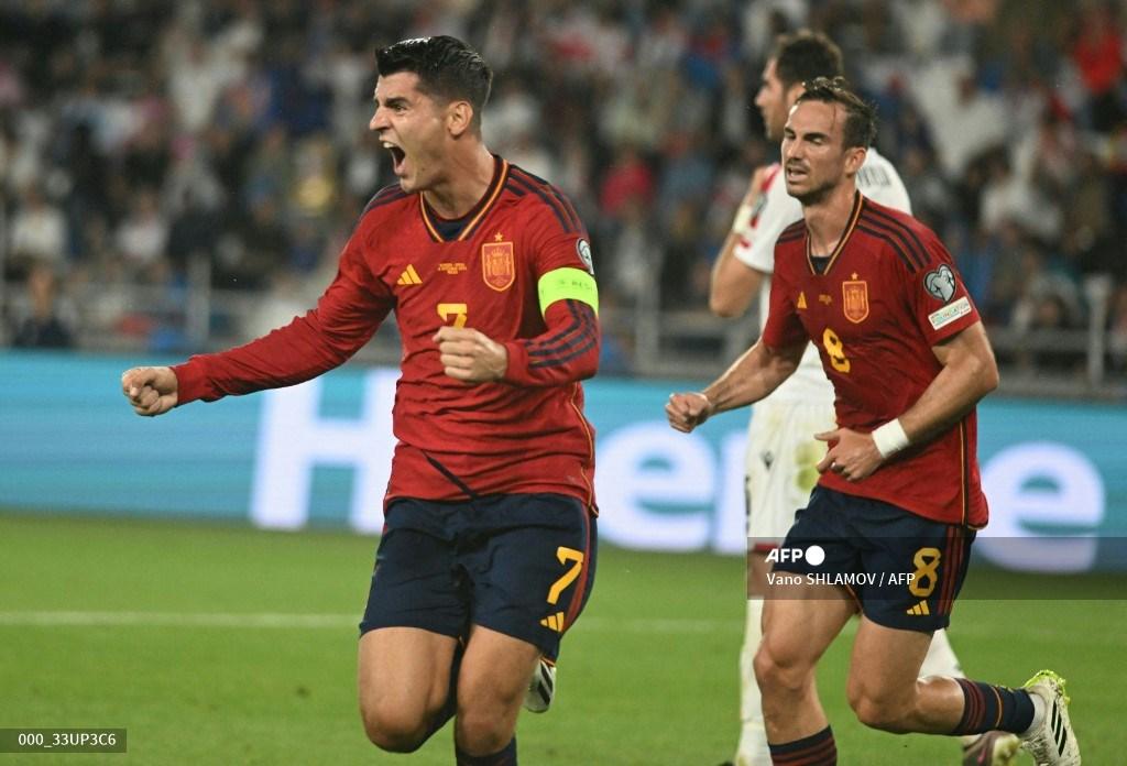penyerang-spanyol-alvaro-morata-kiri-dan-gelandang-spanyol-fabian-ruiz.jpg