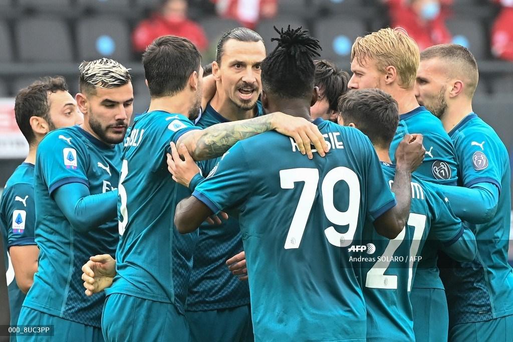 penyerang-swedia-ac-milan-zlatan-ibrahimovic-merayakan-gol-bersama-rekan-satu-timnya.jpg