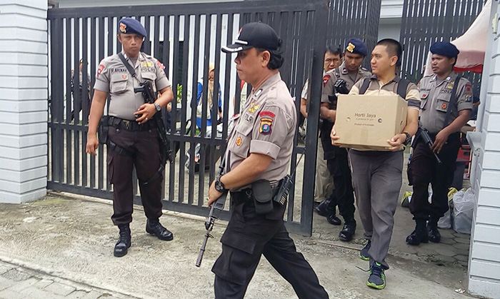penyidik-bawa-kardus-dari-rumah-chaidir-ritonga_20151112_145504.jpg<pf>penggeledahan-rumah-chaidir-ritonga_20151112_145708.jpg<pf>penggeledahan-rumah-chaidir-ritonga_20151112_145927.jpg
