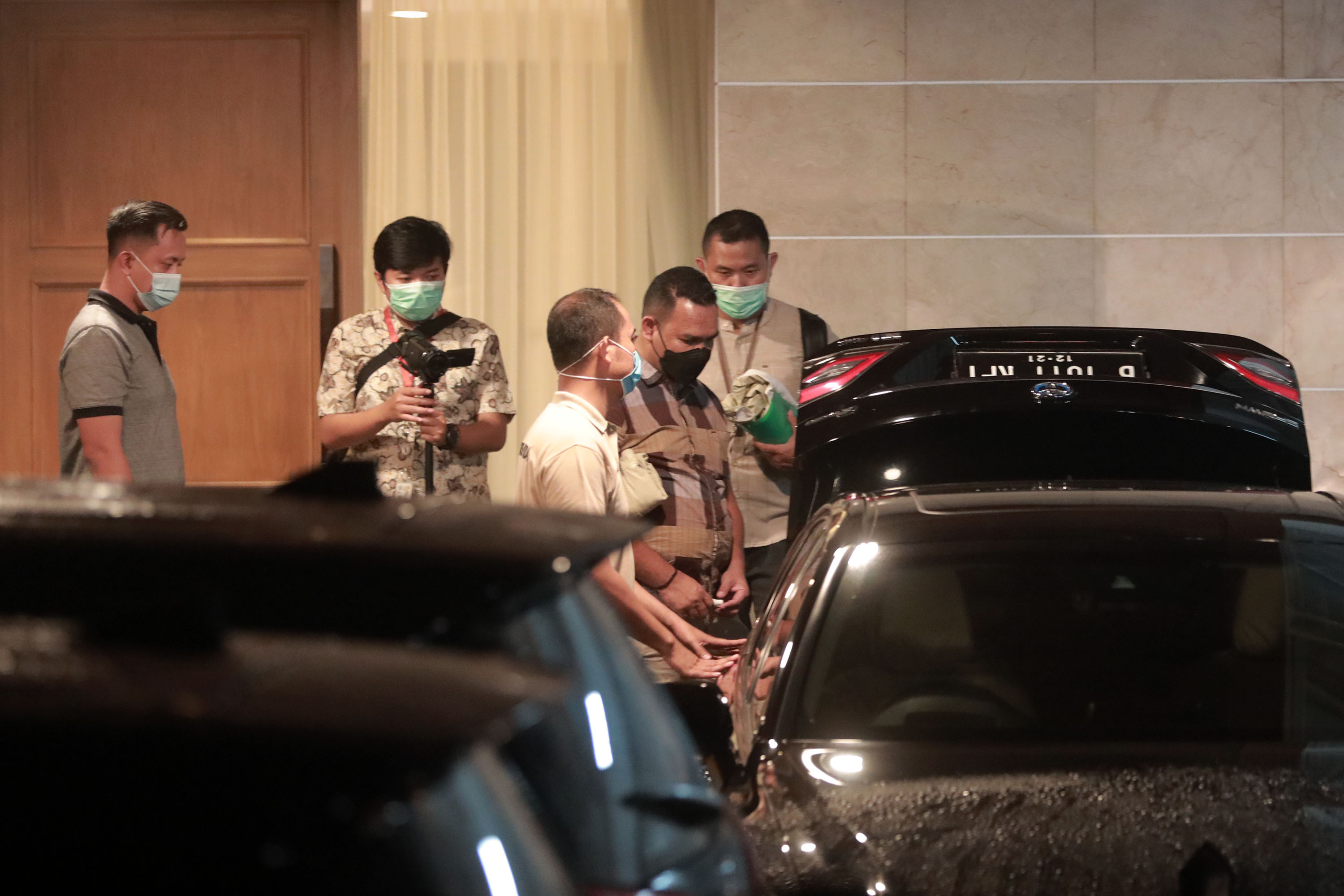 penyidik-kpk-geledah-rumah-azis-syamsuddin_20210428_221958.jpg