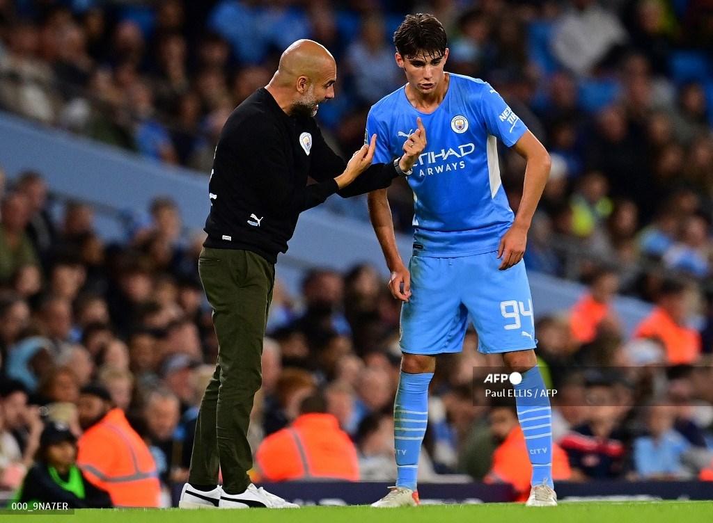 pep-guardiola-dan-pemain-muda-manchester-city.jpg