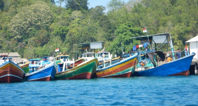 perahu-nelayan-bersandar_20141127_180130.jpg