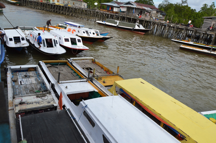 perahu-perahu-kelotok-yang-siap-mengangkut-penumpang-dari-desa-binalawan_20150718_125514.jpg