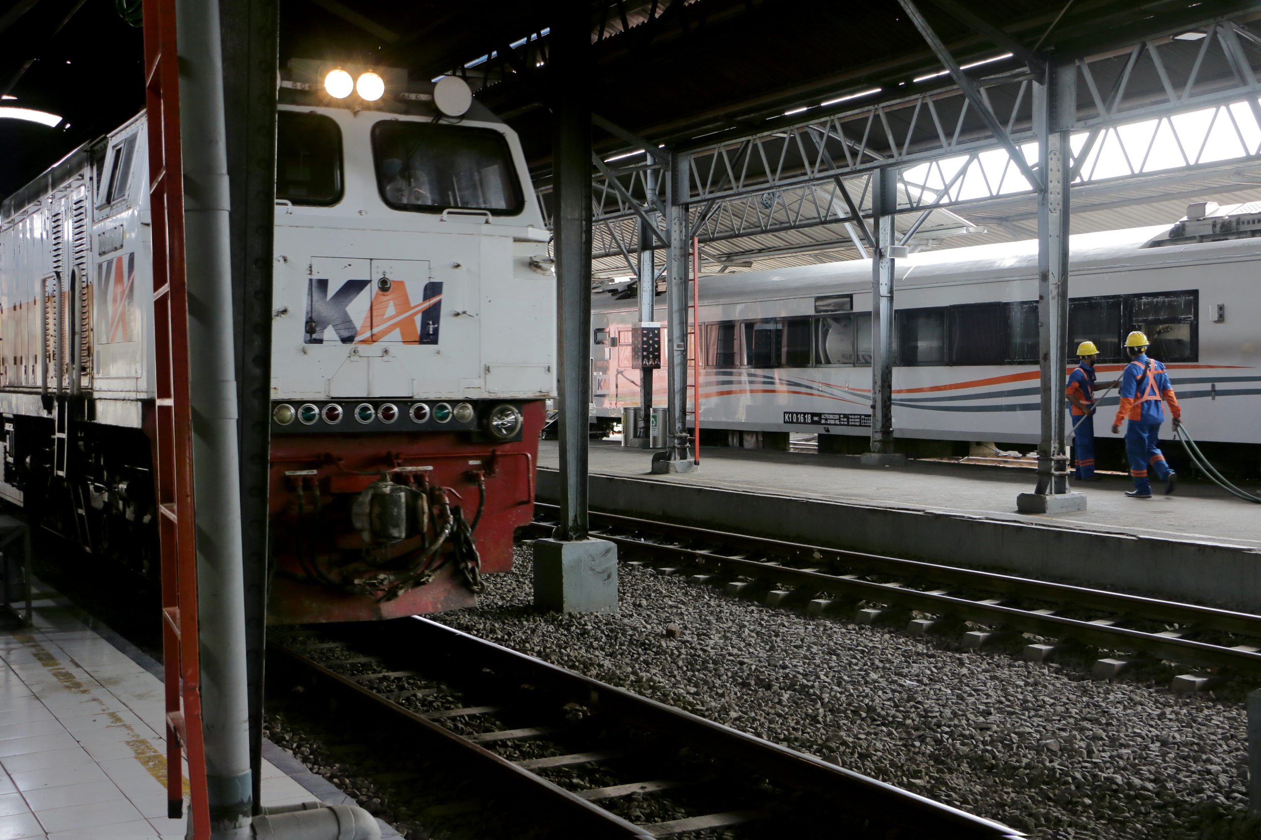 perawatan-gerbong-kereta-api-di-stasiun-tawang-semarang_20211019_191315.jpg