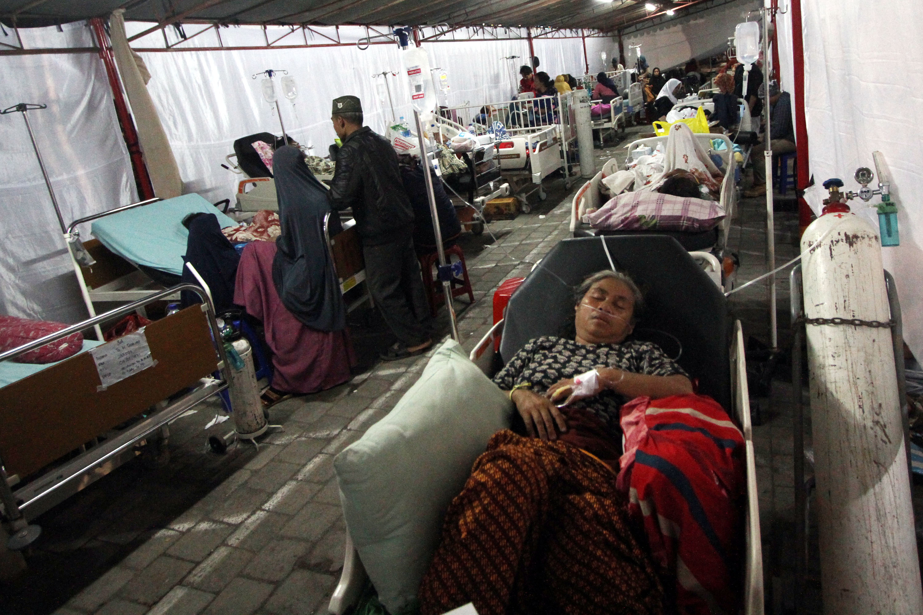 perawatan-korban-gempa-lombok-di-tenda-rsud-kota-mataram_20180806_231420.jpg