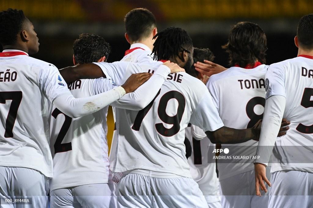 perayaan-gol-pemain-ac-milan-usai-kessie-cetak-gol-ke-gawang-benevento.jpg