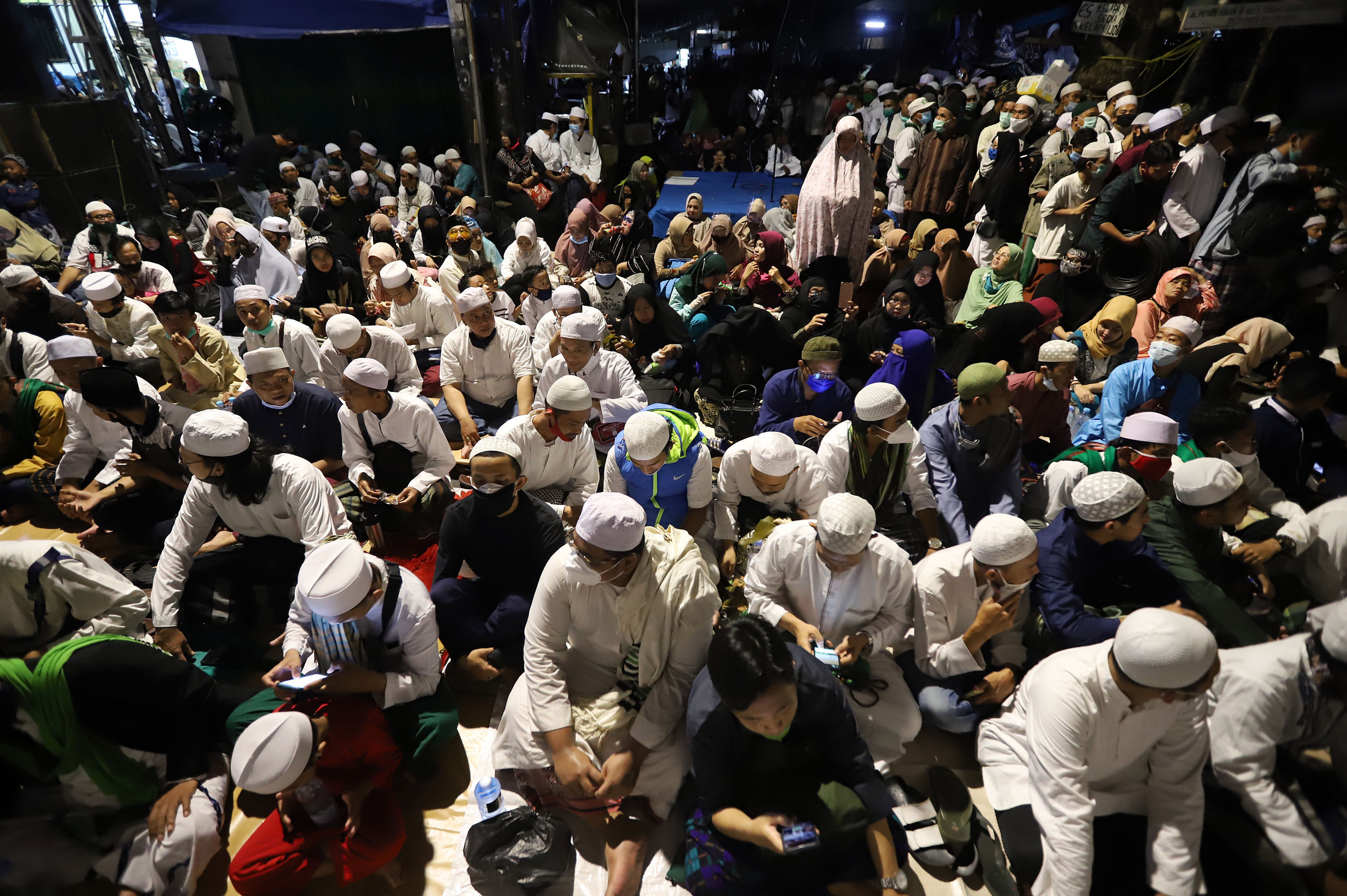 perayaan-maulid-nabi-muhammad-saw-dan-pernikahan-anak-habib-rizi_20201115_230035.jpg