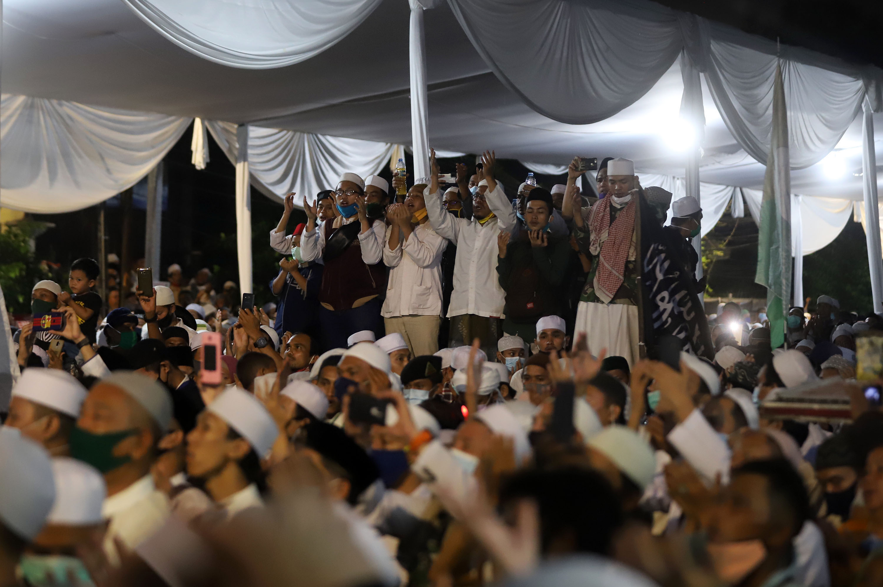 perayaan-maulid-nabi-muhammad-saw-dan-pernikahan-anak-habib-rizi_20201115_230106.jpg