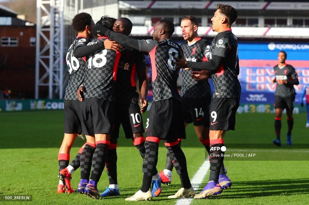 perayaan-pemain-liverpool-usai-takumi-minamino-cetak-gol.jpg
