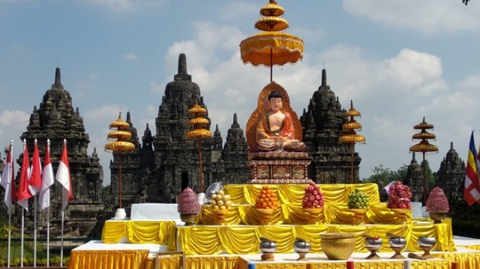 perayaan-waisak-2562-be-di-candi-sewu_20180529_124542.jpg