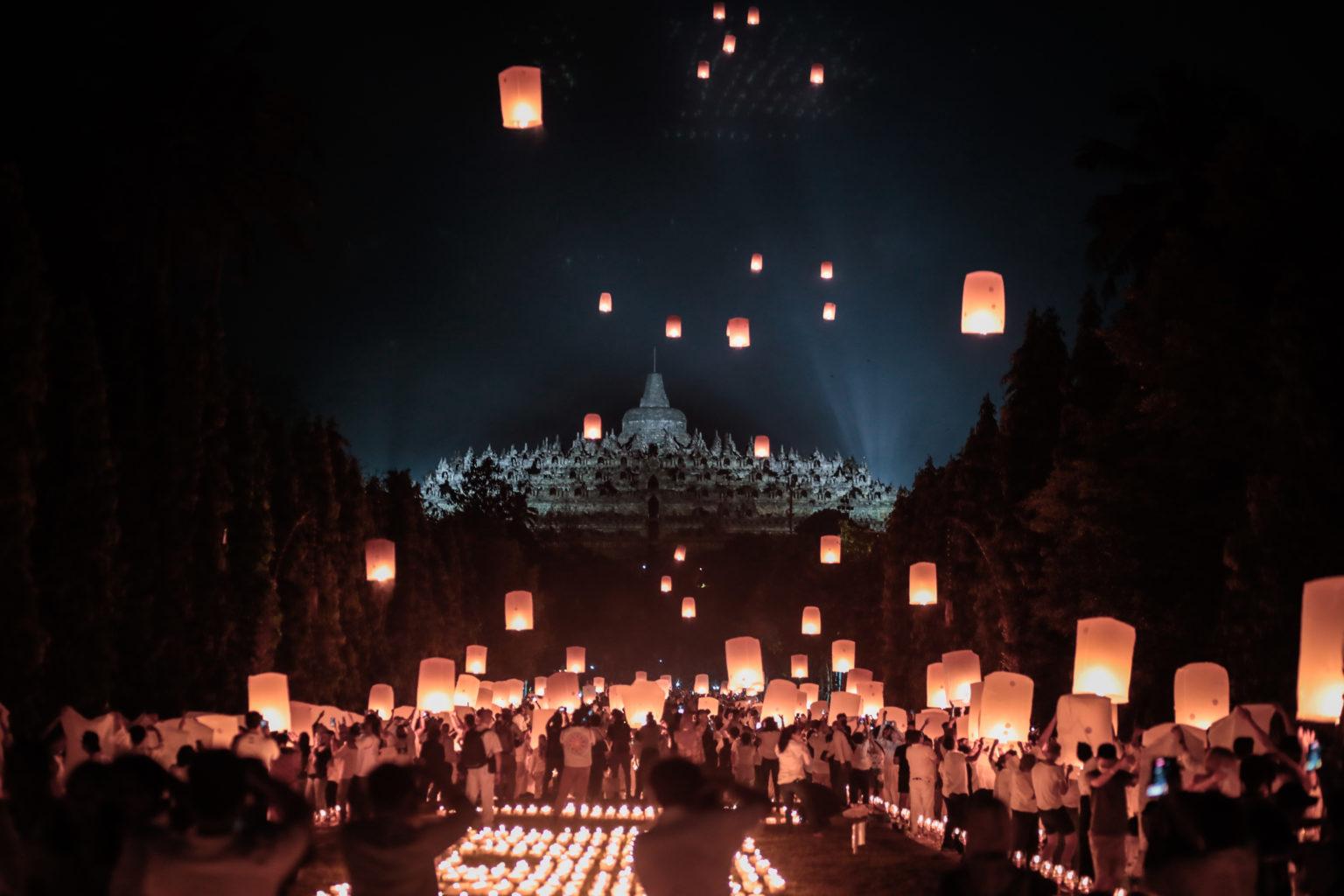 perayaan-waisak-di-candi-borobudur-fgreg.jpg