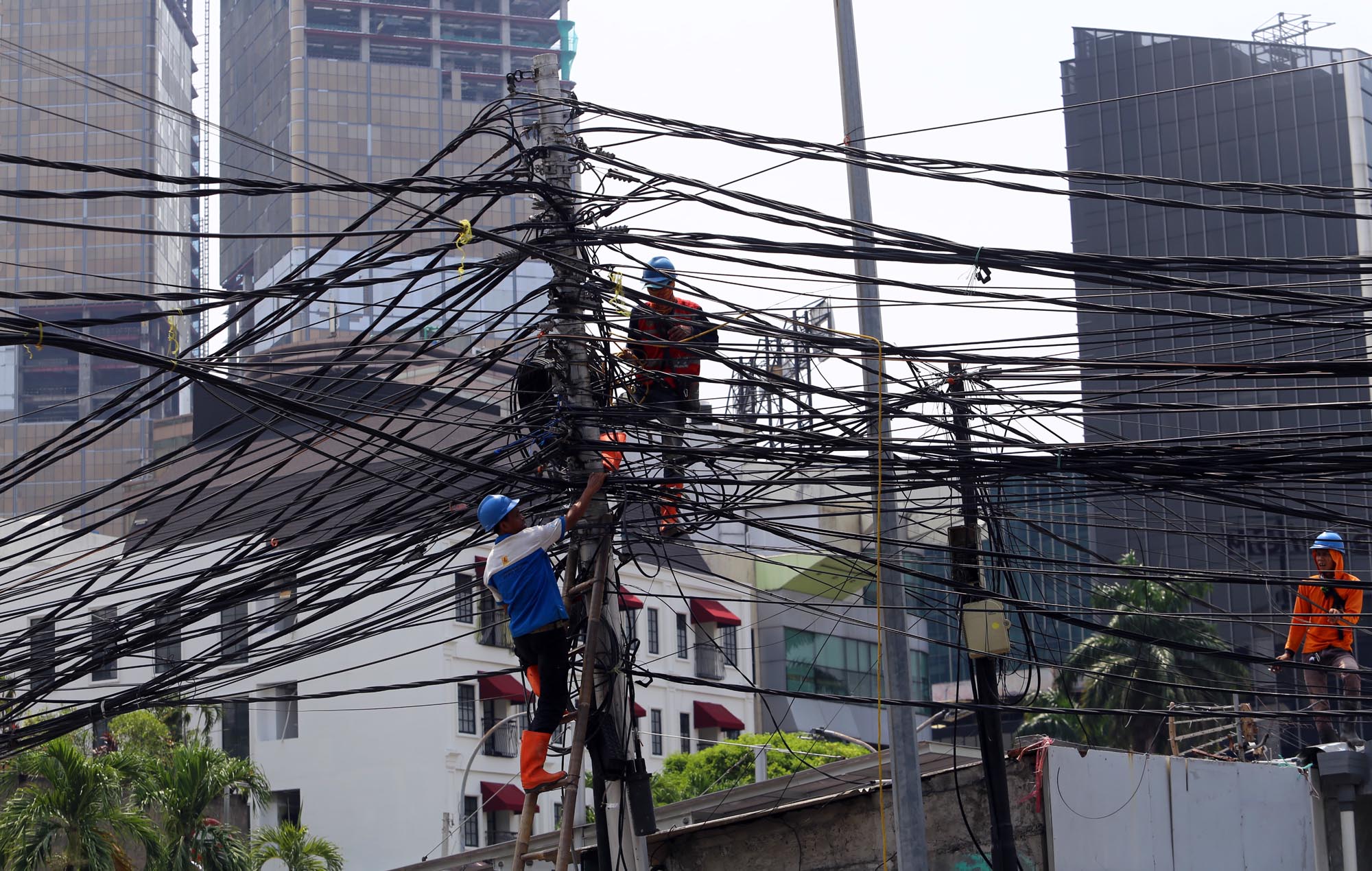 perbaikan-kabel-semrawut-di-jakarta-pusat_20191209_190453.jpg