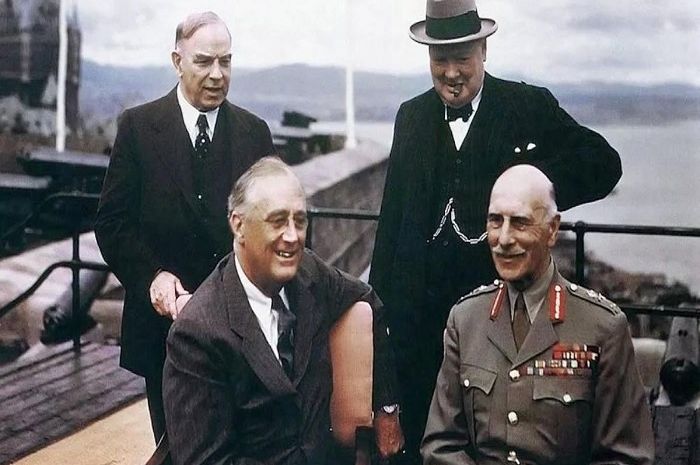 perdana-menteri-pm-inggris-winston-churchill-kanan-atas_20180711_090752.jpg