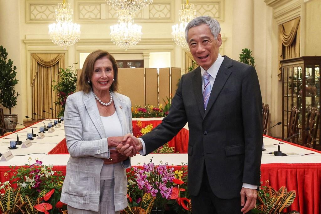 perdana-menteri-singapura-lee-hsien-loong-kanan-berjabat-tangan-dengan-ketua-dpr-as-nancy-pelosi.jpg