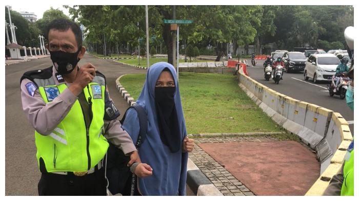perempuan-bersenjata-api-menerobos-masuk-ke-istana-presiden-selasa-25102022.jpg