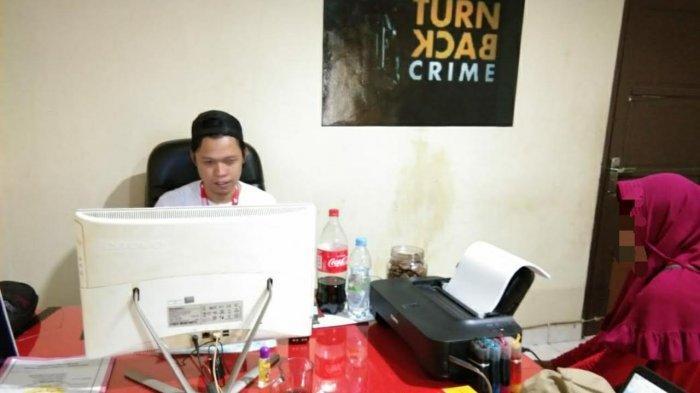 perempuan-selingkuh-diperiksa-polsek-wara.jpg