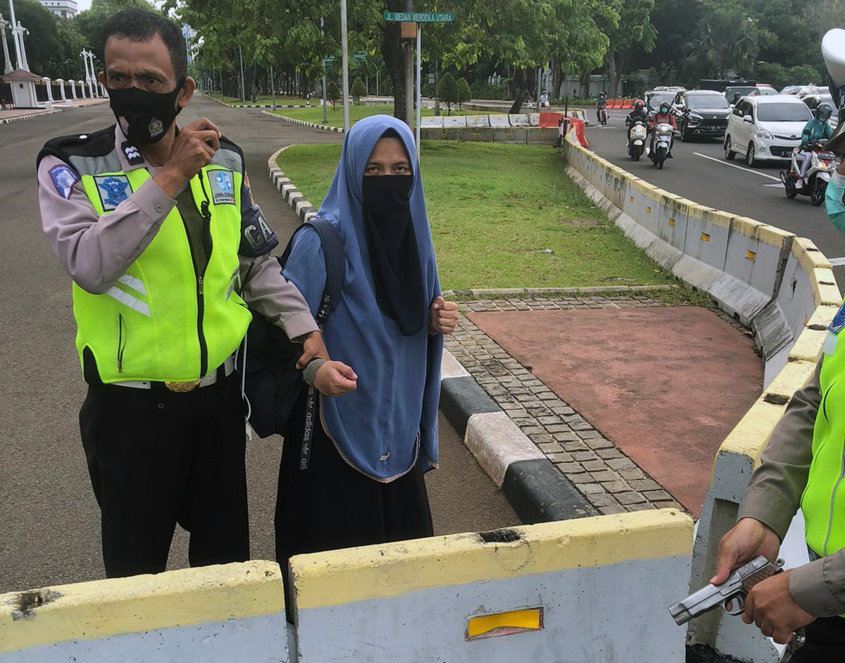perempuan-terobos-istana-presiden-membawa-senpi-jenis-fn_20221025_102602.jpg