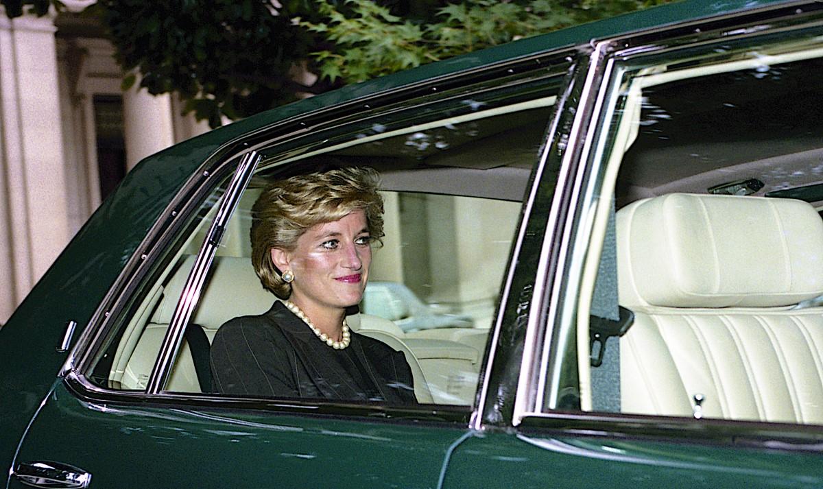 Ingin Tampil Menarik dan Elegan dengan Perhiasan Berlian Seperti Lady Diana? Ini Tipsnya!