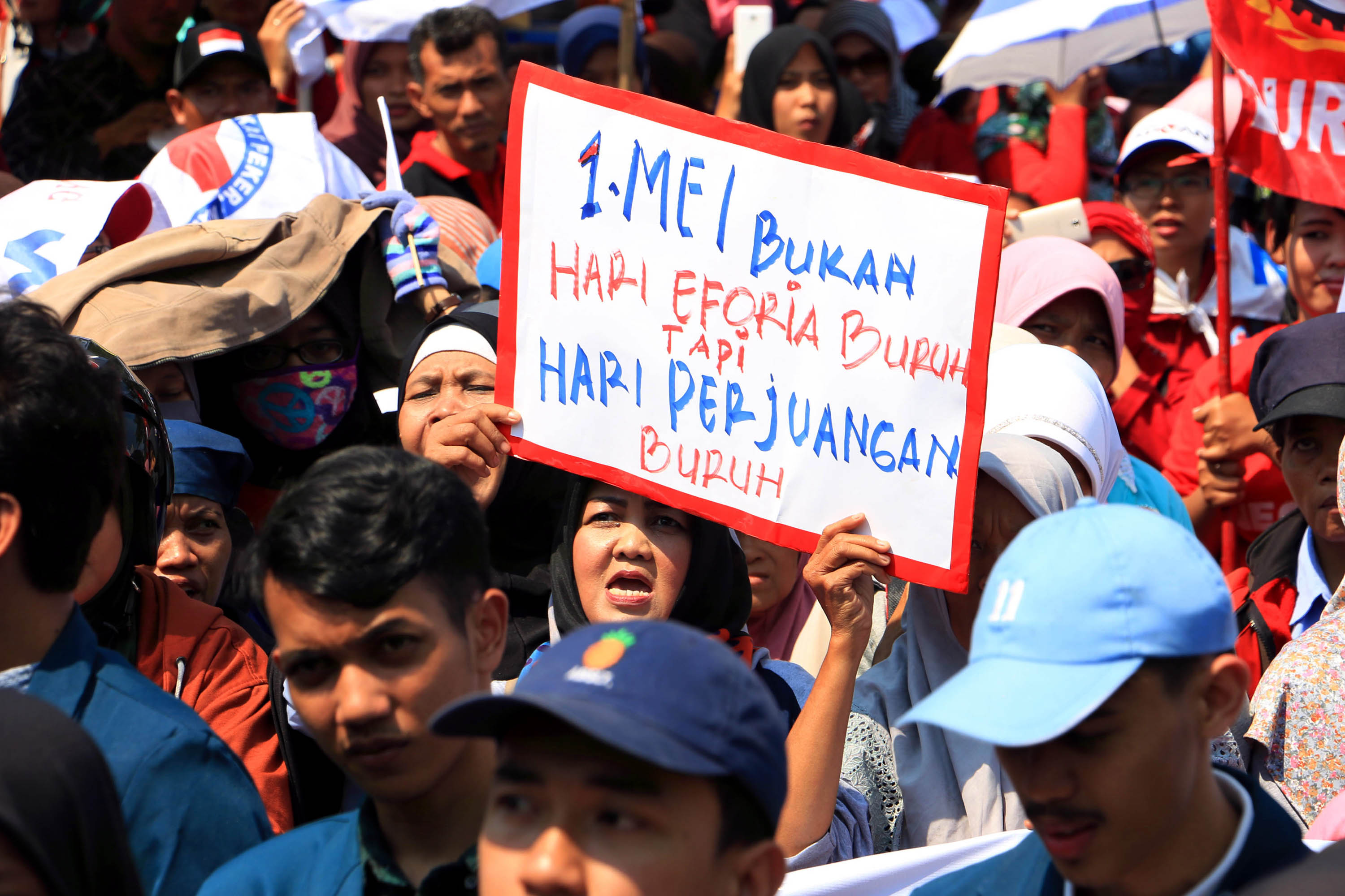 peringatan-hari-buruh-di-semarang_20180501_230514.jpg