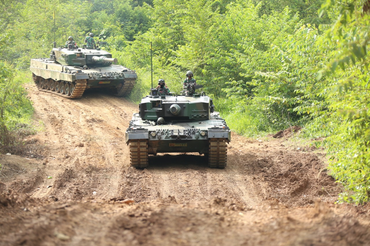 perkuat-pertahanan-tank-leopard-yonkav-8-lancarkan-tembakan_20201114_142026.jpg