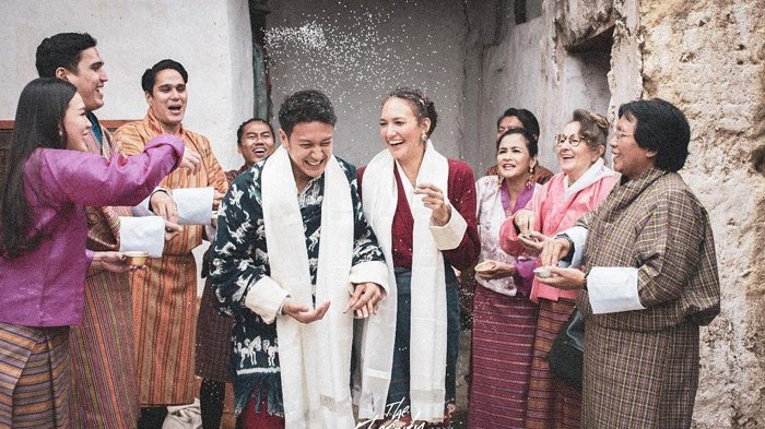 pernikahan-nadine-chandrawinata-dan-dimas-anggara-yang-digelar-di-bhutan-pada-5-mei-2018_20180719_175755.jpg