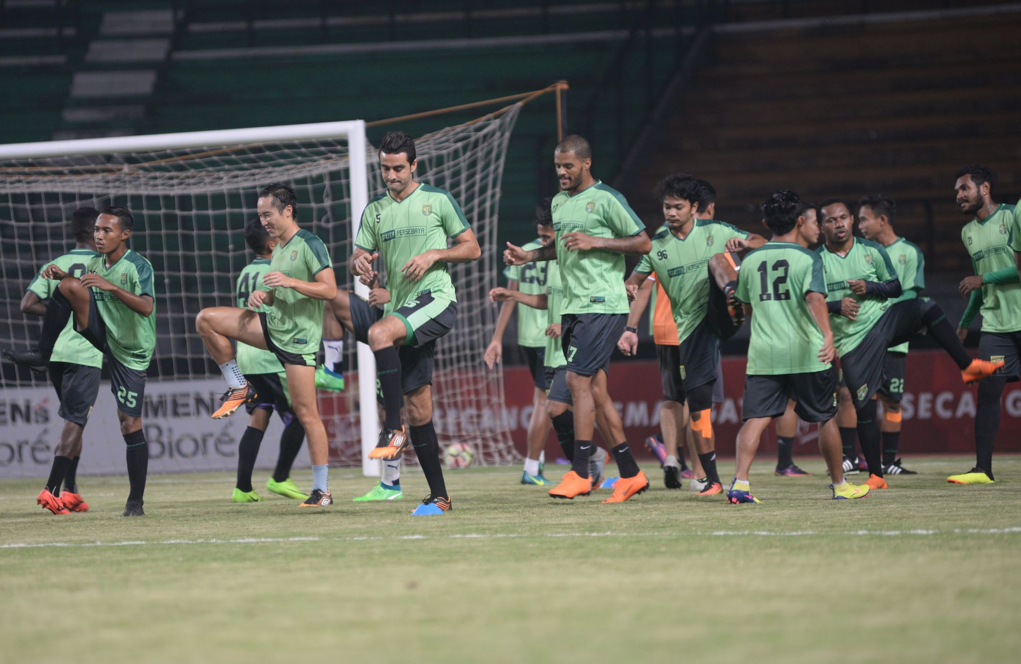 persebaya-latihan-perdana-malam_20180518_025739.jpg