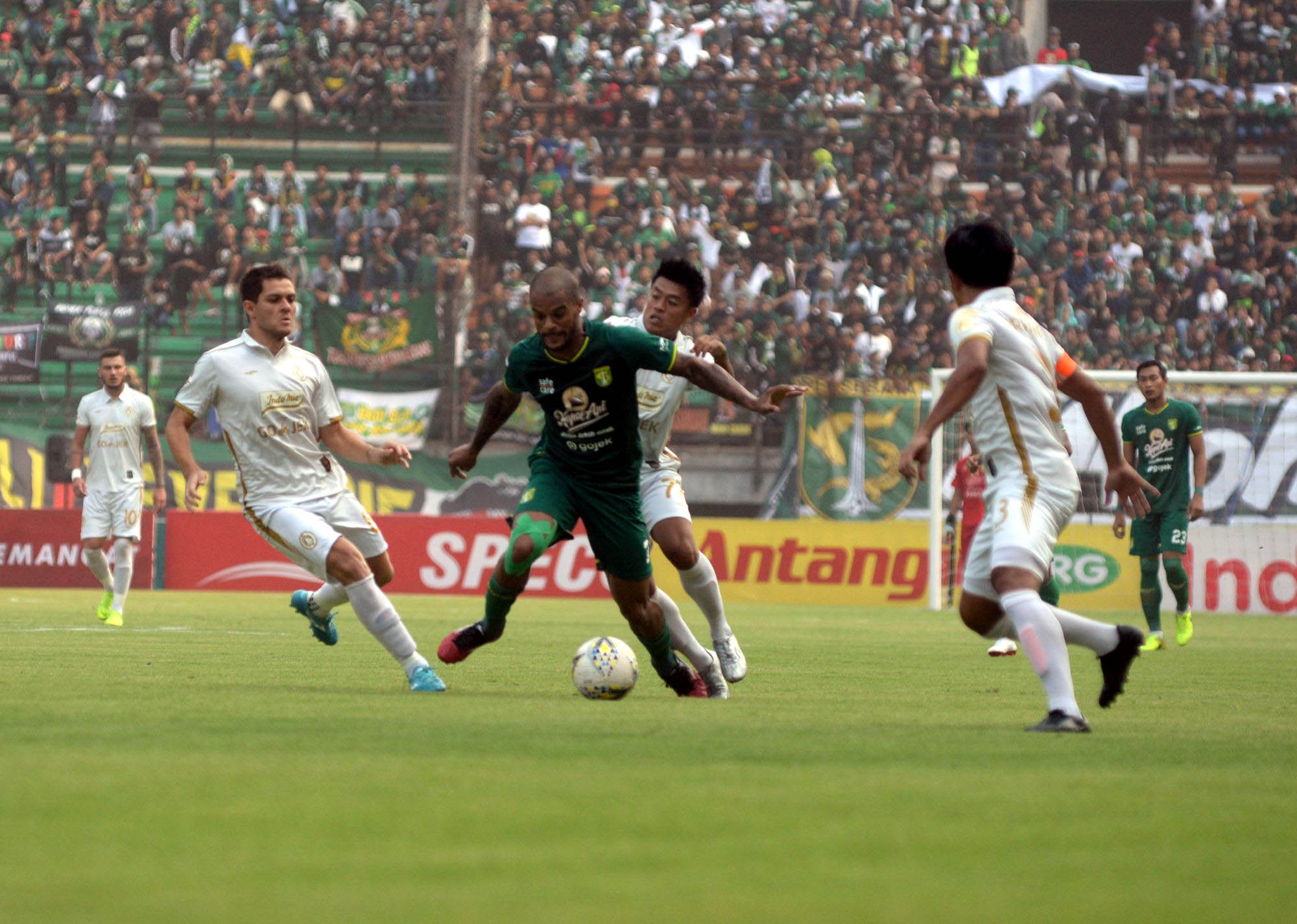 persebaya-surabaya-dikalahkan-di-kandang-bonek-mengamuk_20191029_231050.jpg
