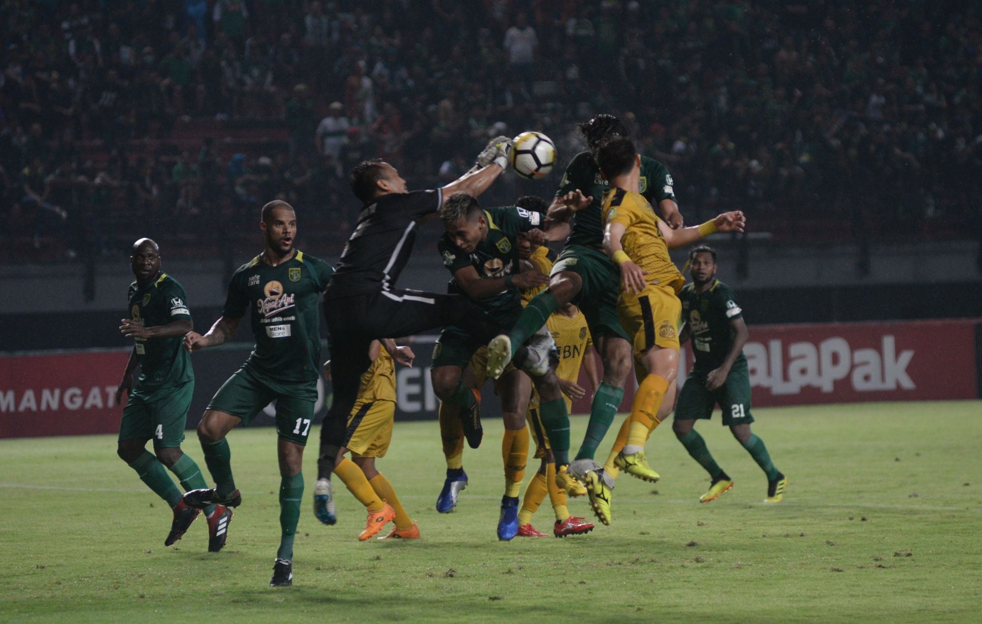 persebaya-surabaya-vs-bhayangkara-fc_20181128_154236.jpg