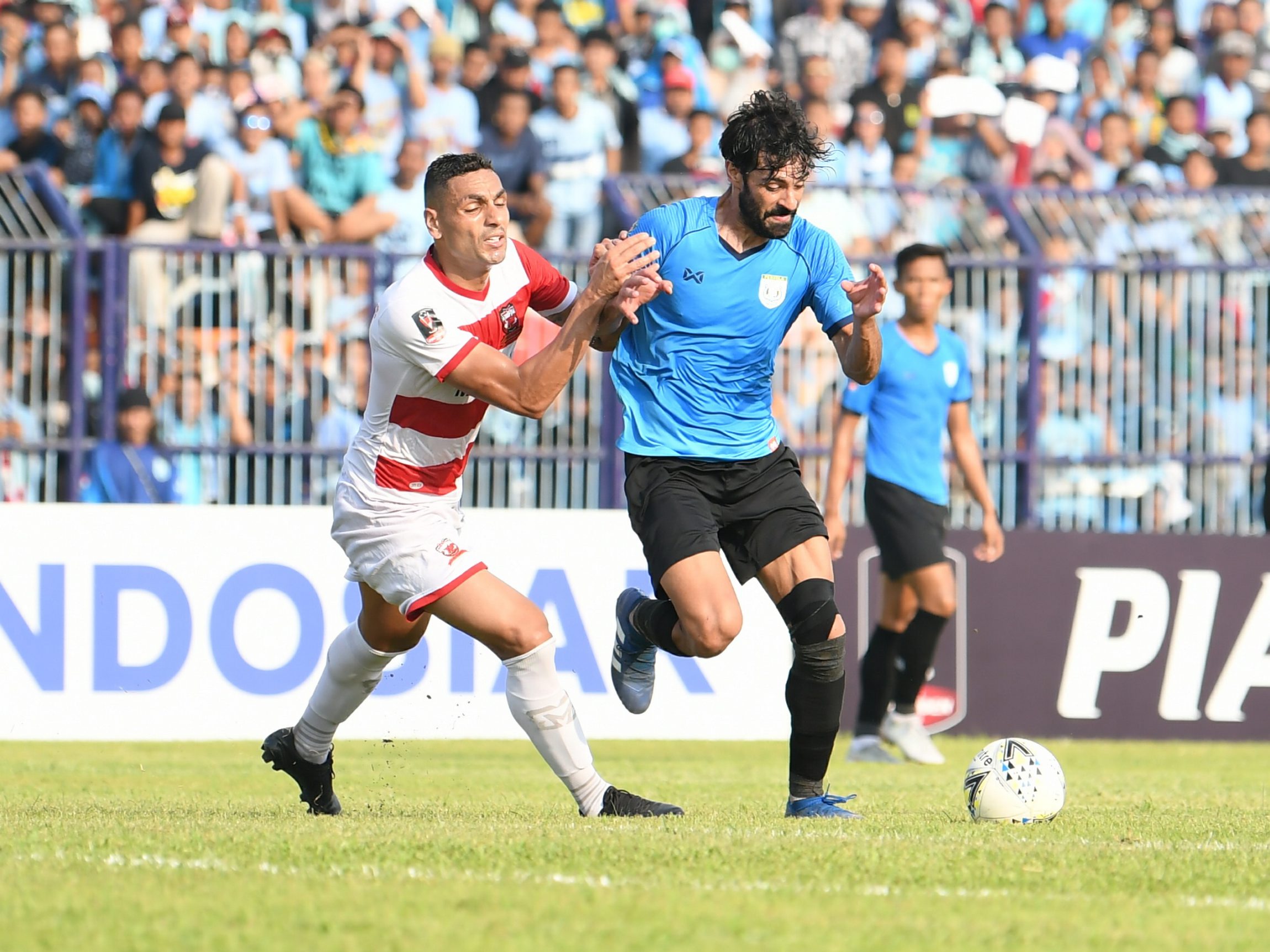persela-vs-mu-dalam-laga-piala-presiden-2019_20190401_125103.jpg