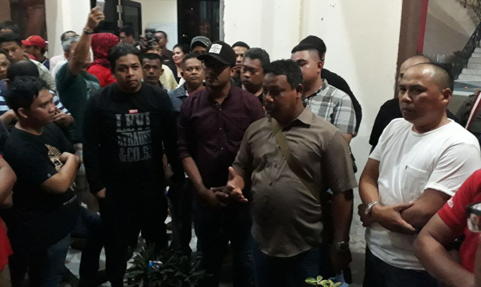 perselisihan-antara-sopir-taksi-pangkalan-dengan-online_20171118_140639.jpg