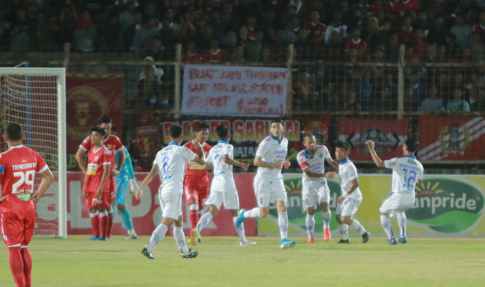 perseru-badak-lampung-fc-main-imbang-1-1-lawan-persib-bandung_20190828_231037.jpg