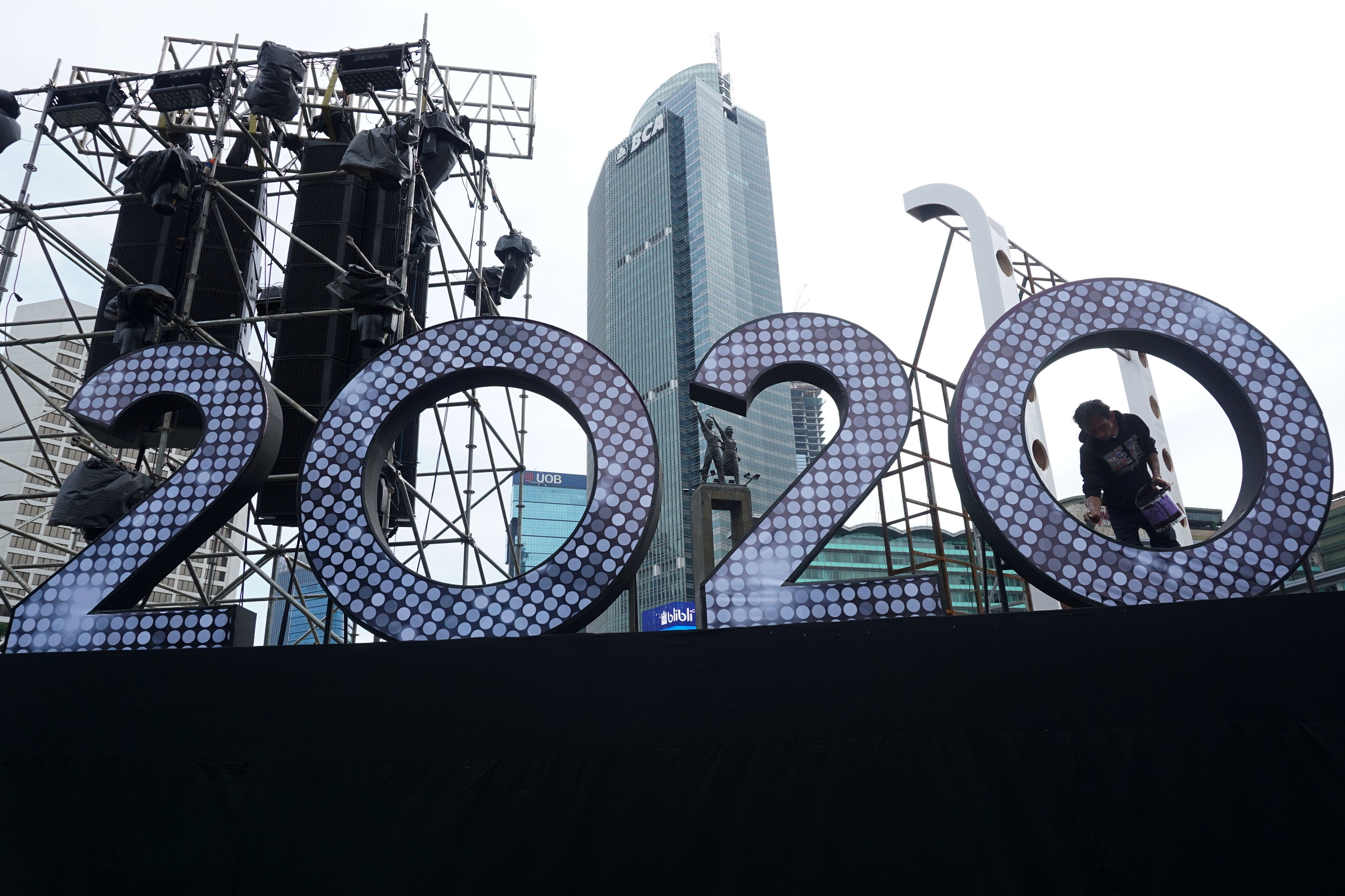 persiapan-panggung-tahun-baru-2020-di-bundaran-hi_20191229_160154.jpg