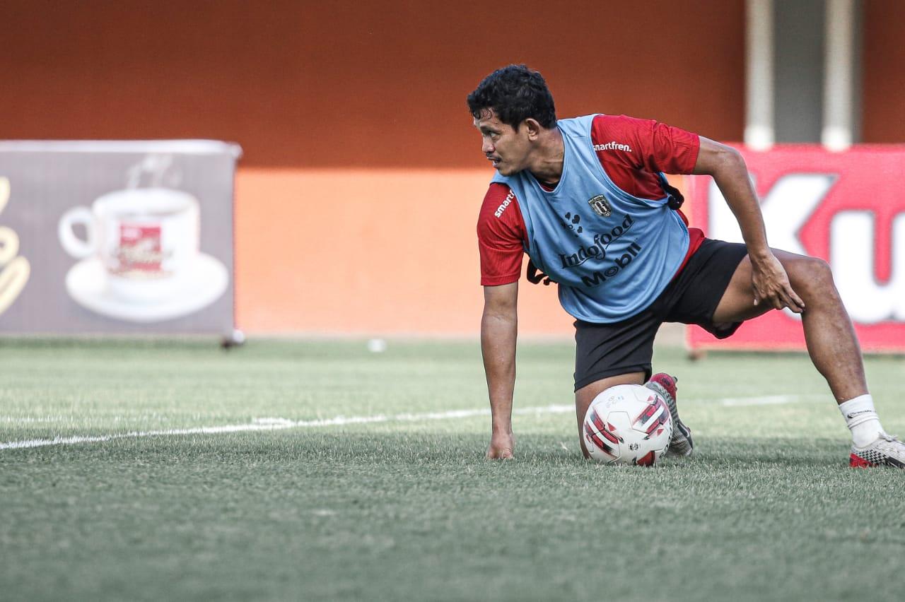 persiapan-rizki-pellu-dalam-laga-pertama-timnya-bali-united-menghadapi-persib-bandung.jpg