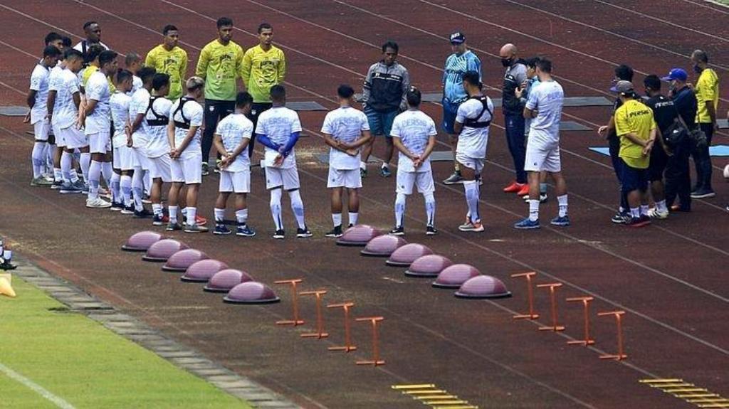persib-bandung-dengarkan-arahan-pelatih.jpg